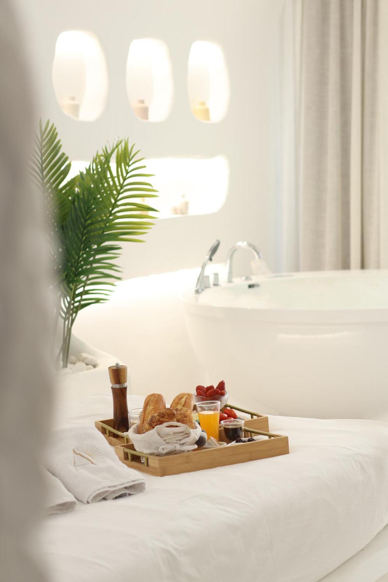 Aqualand Hotel & Resort Батрун Экстерьер фото